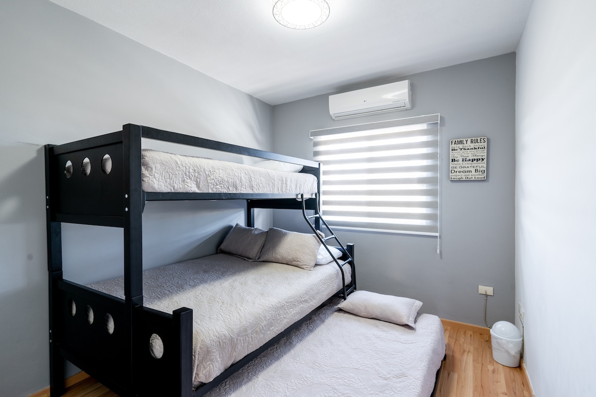 חדר שינה 3 מיטת קומתיים עם מיטה זוגית למטה ומיטת יחיד מעל  ומיטת יחיד נמוכה יותר