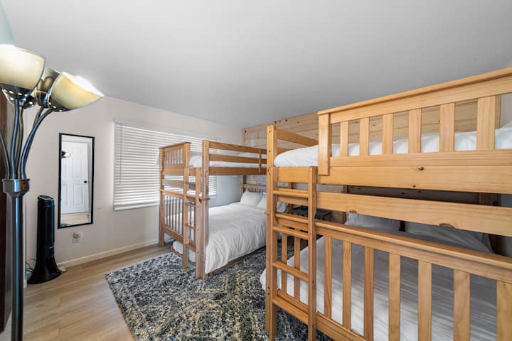 主楼层双层房间（ 4张全尺寸床，另有1张单人子母床）