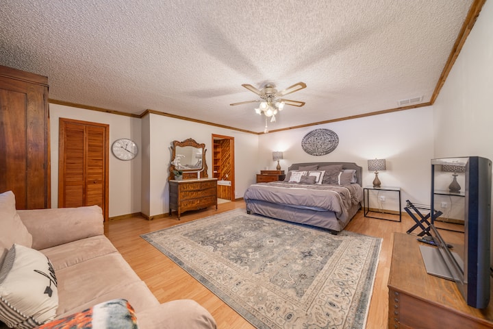 Dormitorio principal con cama tamaño king y sofá cama extraíble