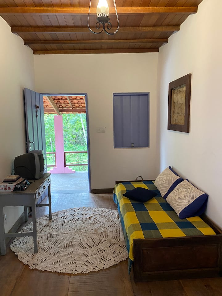 Vista da sala de estar com duas camas de solteiro