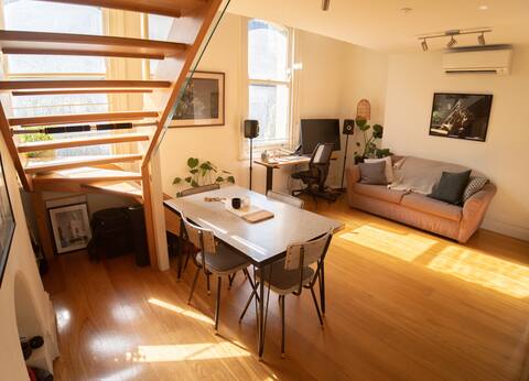 Top Airbnb: Sunny loft apartment 5 minutes from the CBD in West Melbourne