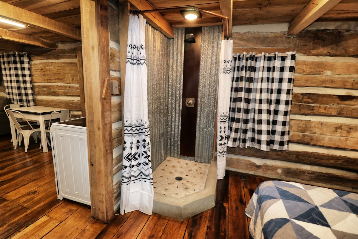 Creekside Cabin Getaway - 10 Miles from Downtown - Cabins for Rent in  Lauderdale County, Alabama, United States