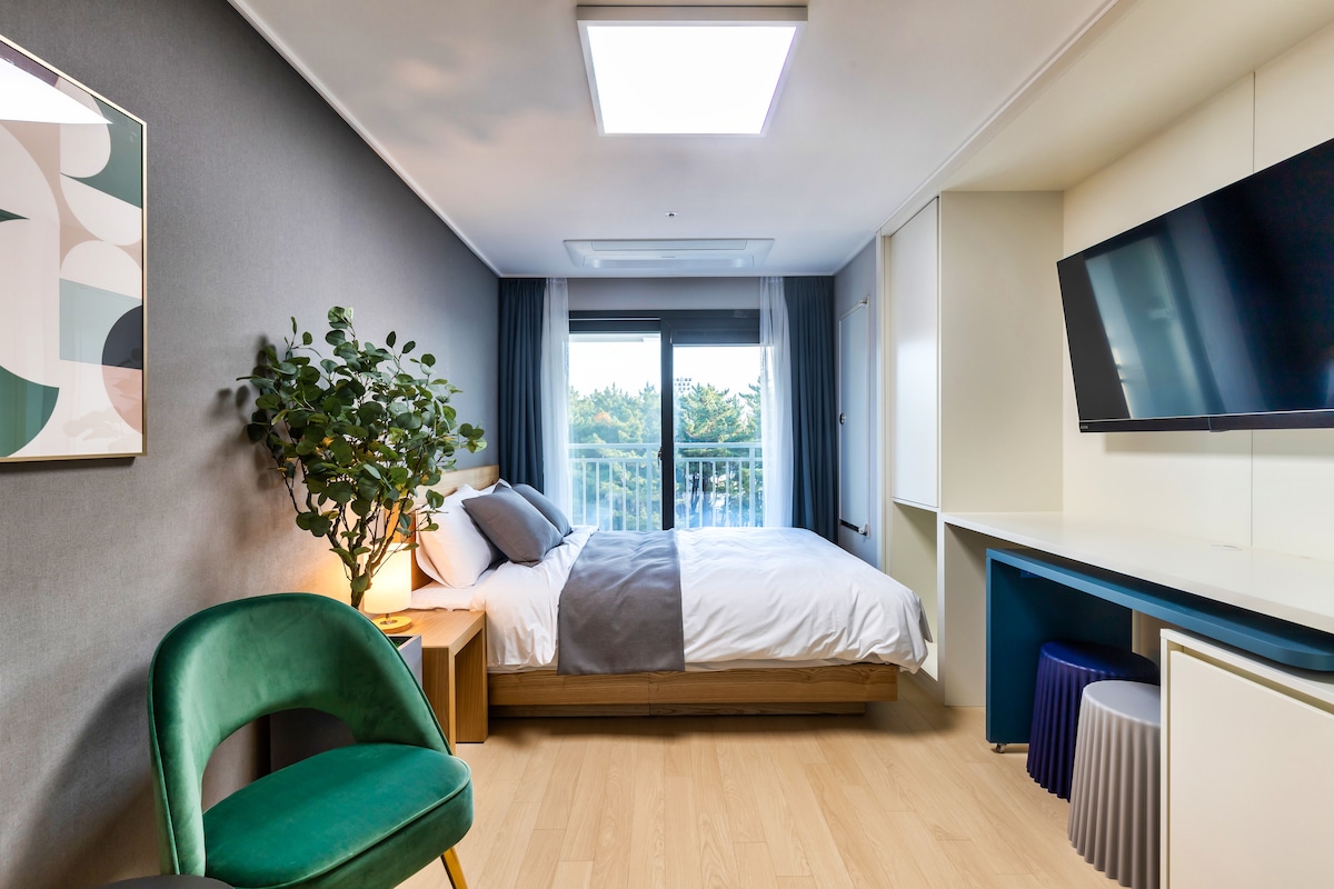 มีหมอนสีขาวให้เพียง 2 ใบ