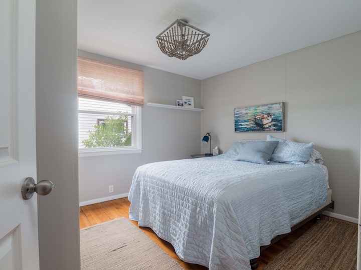 მე-2 საძინებელი პირველ სართულზე.  Queen bed.