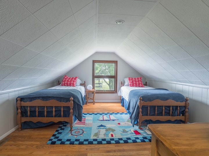 მე-2 სართული. ორი ტყუპი საწოლი.