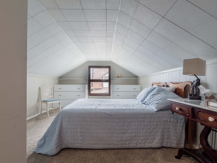 Მეოთხე საძინებელი. მე-2 სართული. სრული საწოლი.