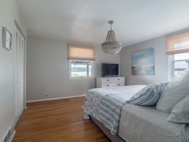 Მასტერ-საძინებელი: დიდი ზომის საწოლი.  1 სართული.  Smart TV.  