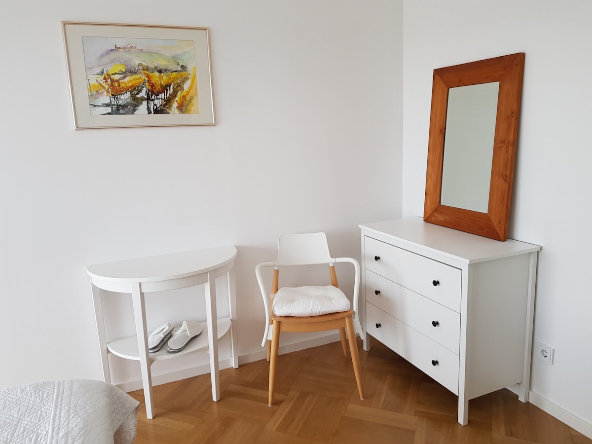 Spavaća soba s komodom