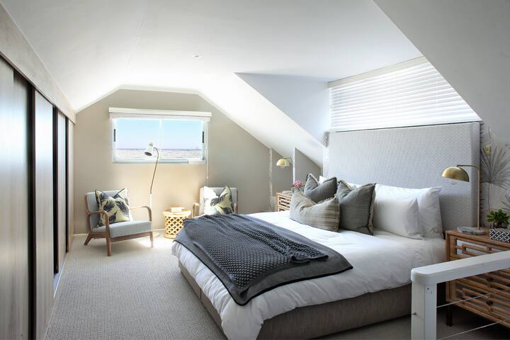 Beachfront Bungalow with Private Pool in Camps Bay gallery image 3