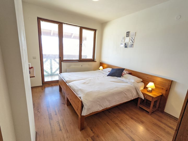 El primer dormitorio incluye balcón privado