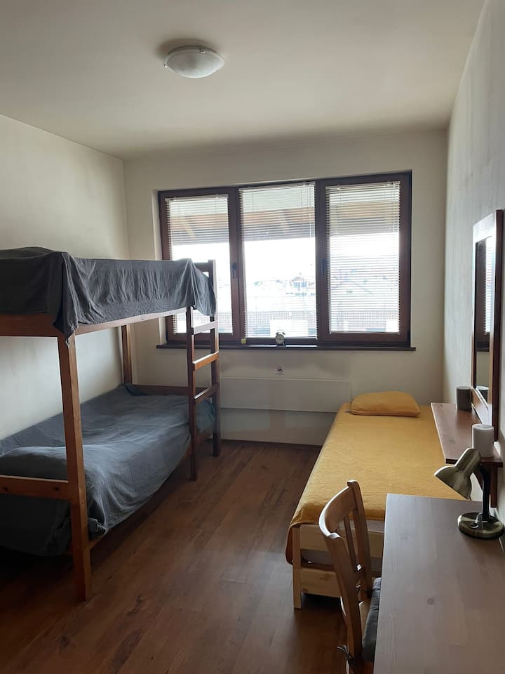 Segundo dormitorio con 1 cama expandible y 1 litera que puede albergar hasta 4 personas.