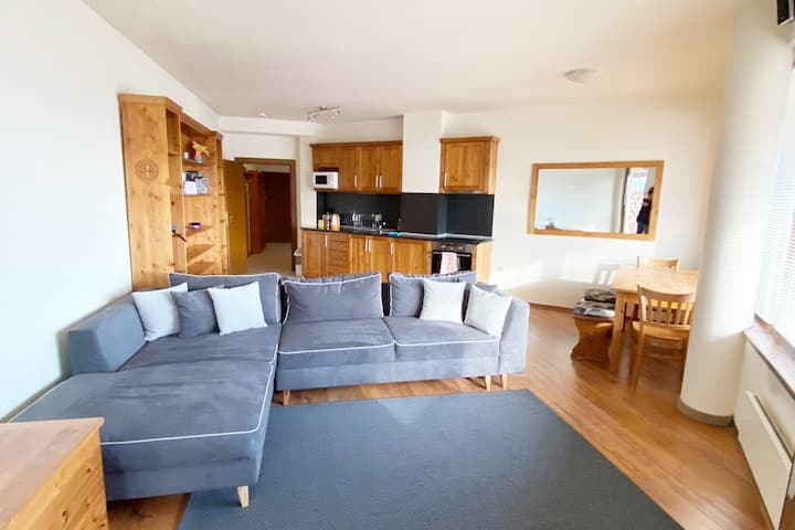 Gran sala de estar con toneladas de luz desde 2 ventanas panorámicas. 