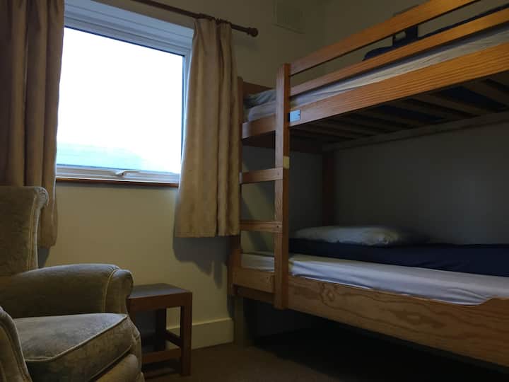 חדר שינה A, קומת קרקע, מציע מקום ל -1.
חדר רחצה ושירותים [מקלחת, שירותים, כיור] ממול.