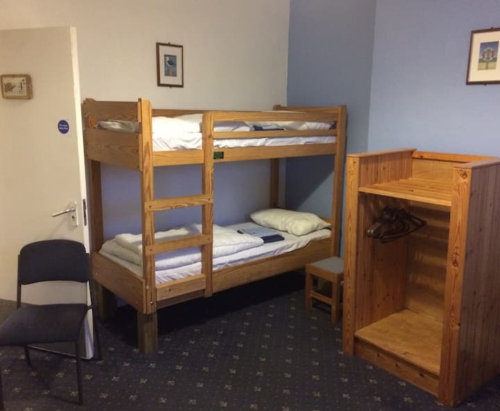 חדר שינה 4.
2 מיטות קומתיים.
מתאים ל -1 עד 4 אורחים.
כיור בחדר השינה.
שירותים ומקלחות ממש מול חדר השינה הזה.
5 חדרי שירותים ו -% מקלחות לאורך כל המסדרון, כולם פרטיים ופרטיים.