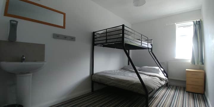 חדר שינה 7, מיטה זוגית עם מיטה זוגית אחת למעלה.
מקלחת ושירותים צמודים. 
מקום ל -1 -3 אורחים.