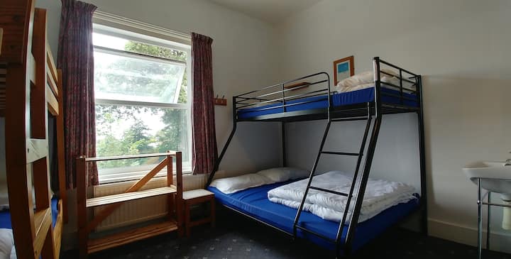 חדר שינה 5, מיטה זוגית אחת עם מיטת יחיד מעליה ומיטת קומתיים אחת. מקלחת ושירותים צמודים. מקום ל -1 עד 5 אורחים. 