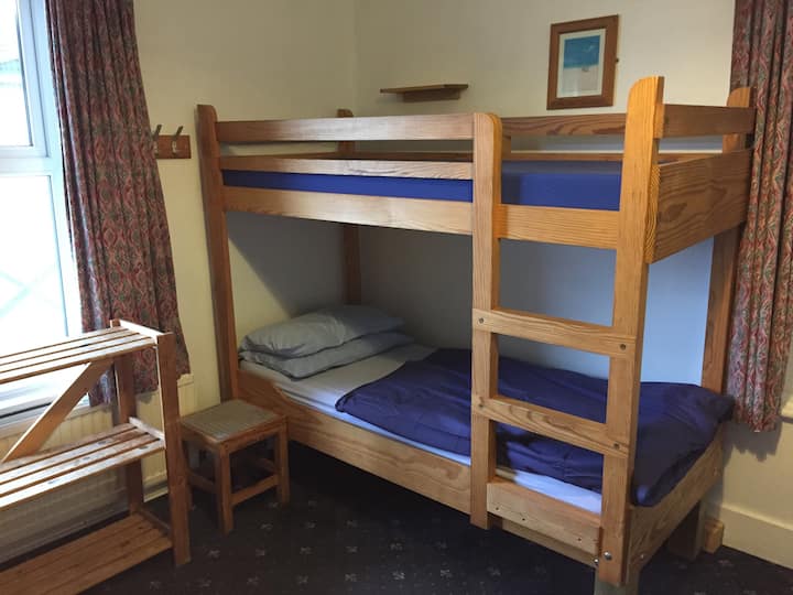 חדר שינה 10, מיטת קומתיים אחת.

מתאים ל -1 עד 2 אורחים.
אידיאלי לאורח פרטי.
כיור בחדר השינה.
שירותים ומקלחת ממש מחוץ לחדר השינה הזה, במרחק 2 מ'. 5 חדרי שירותים ו -5 מקלחות, כולם נפרדים ופרטיים לאורך הנחיתה.