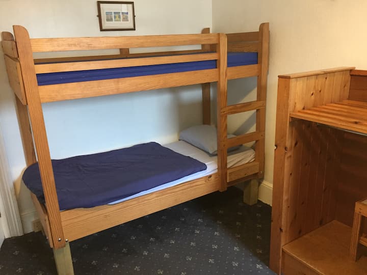 חדר שינה 3.
2 מיטות קומתיים.
מתאים ל -1 עד 4 אורחים.