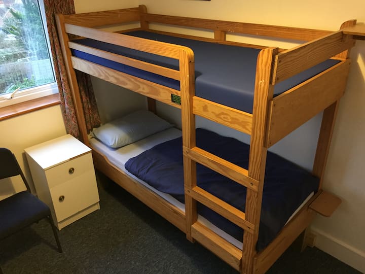 חדר שינה 9, קומה ראשונה, 1 זוגית, 1 יחיד + 1 מיטת קומתיים,
מתאים ל-1 עד 7 אנשים.