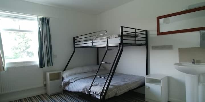 חדר שינה 8,
מיטה זוגית אחת עם מיטת יחיד מעל ושתי מיטות קומתיים.
מקלחת ושירותים צמודים.
מקום ל -1 -7 אורחים