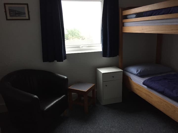 חדר שינה E, קומה 1, מיטת קומתיים אחת, מקום ל -1 או 2 אורחים.