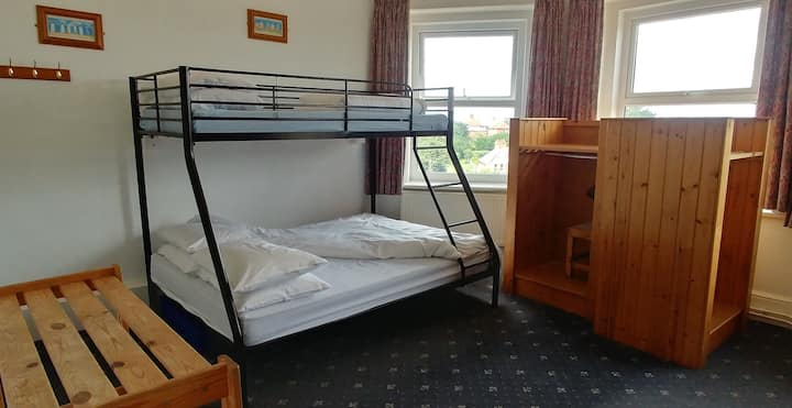 חדר שינה 2, מיטה זוגית אחת עם מיטת יחיד מעליה ומיטת קומתיים אחת. מקלחת וכיור צמודים.  מקום ל -1 עד 5 אורחים.
נופים יפהפיים מעבר לסולנט ללימינגטון.