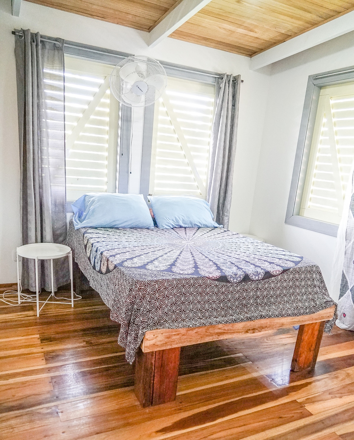 宽敞的卧室，自然采光非常好，还有一张标准双人床，配有壁扇和衣柜空间，供您存放行李。