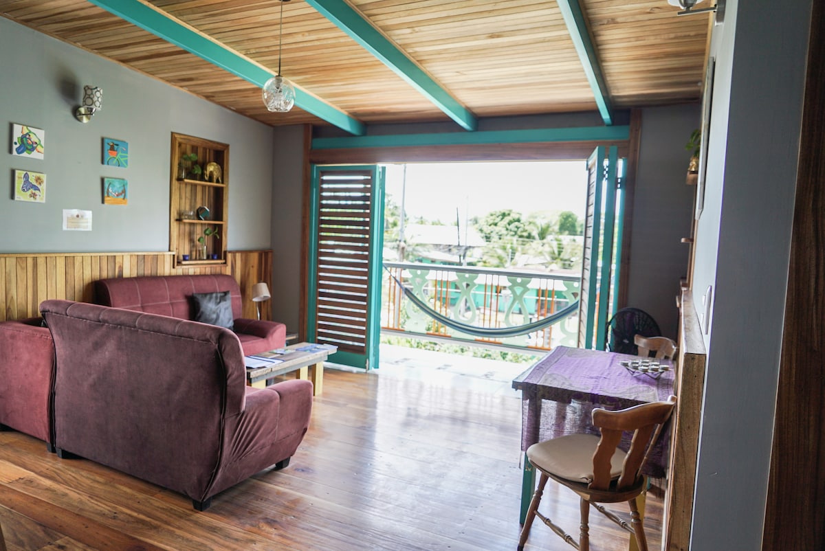 宽敞的露天理念，带吊床的阳台，可俯瞰大花园区和市区。 