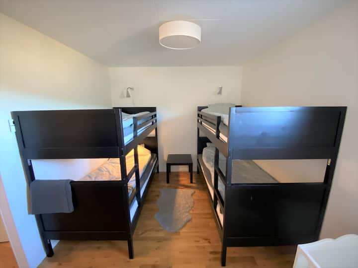 Sovrum på nedervåning med plats för 4 samt en spjälsäng
