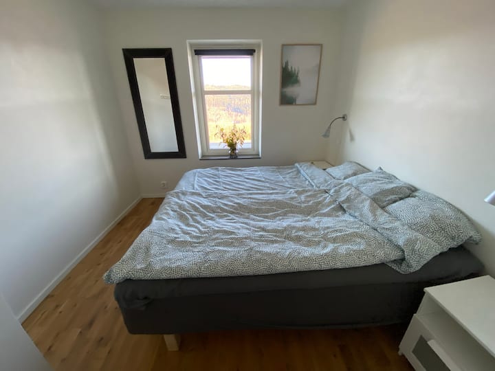 Sovrum på nedervåning med dubbelsäng