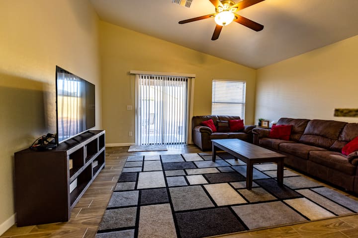 4/2 Fenced Yard | Garage | Pet-friendly Home - Peoria, AZ