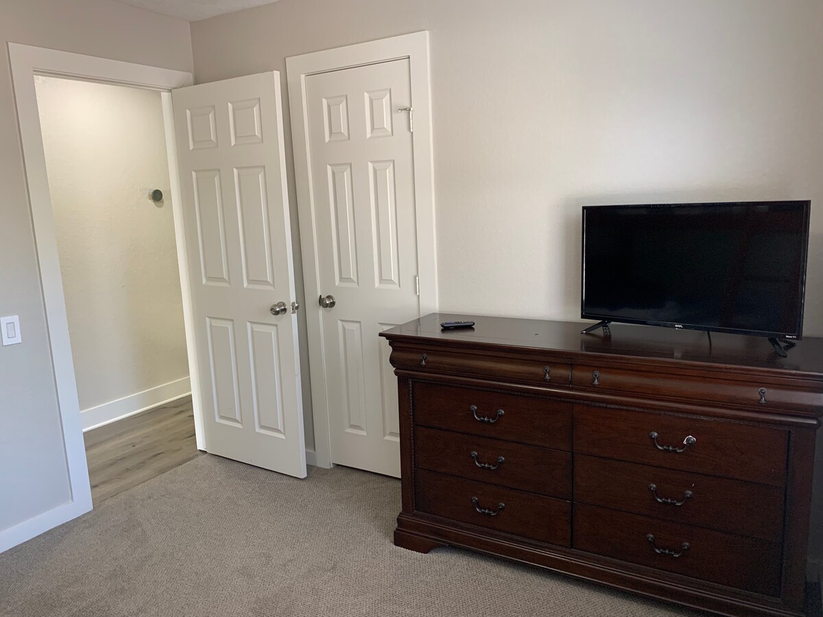 sovrum med våningssängar_visuellt tillhandahålls från sängar till dörröppning