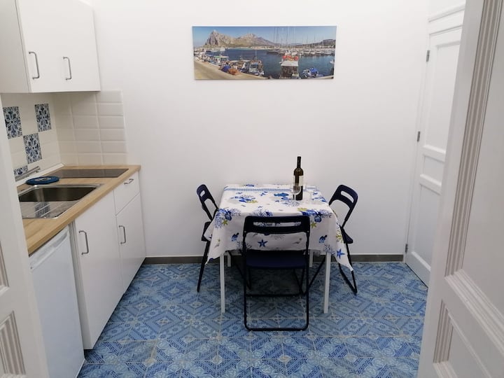 Casa Azzurra. In Pieno Centro A 350 Metri Dal Mare - Castellammare del Golfo