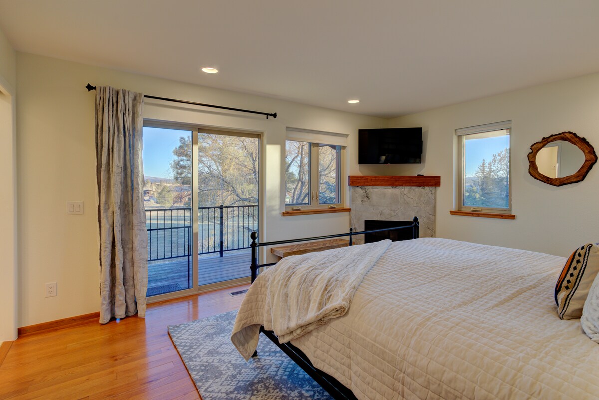 Padroneggia con ingresso, camino e porte scorrevoli in vetro sulla terrazza