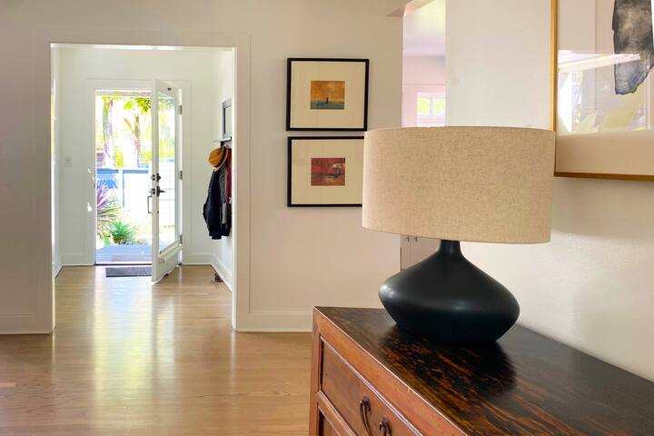 Contemporary and elegant beach home gallery image 3