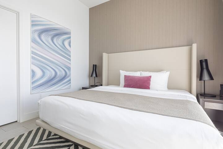 Luxury 3BR w/ Large Terrace & Water Views gallery image 4