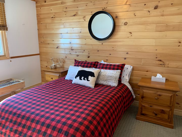 Canadiana inspired bedroom with double bed