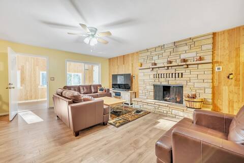 Private Pioneer Mountainside Getaway w/ a Hot Tub!