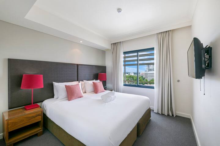 Fall asleep in the king bed knowing you'll wake up to sweeping views over Darwin when you pull back the curtains in the morning...