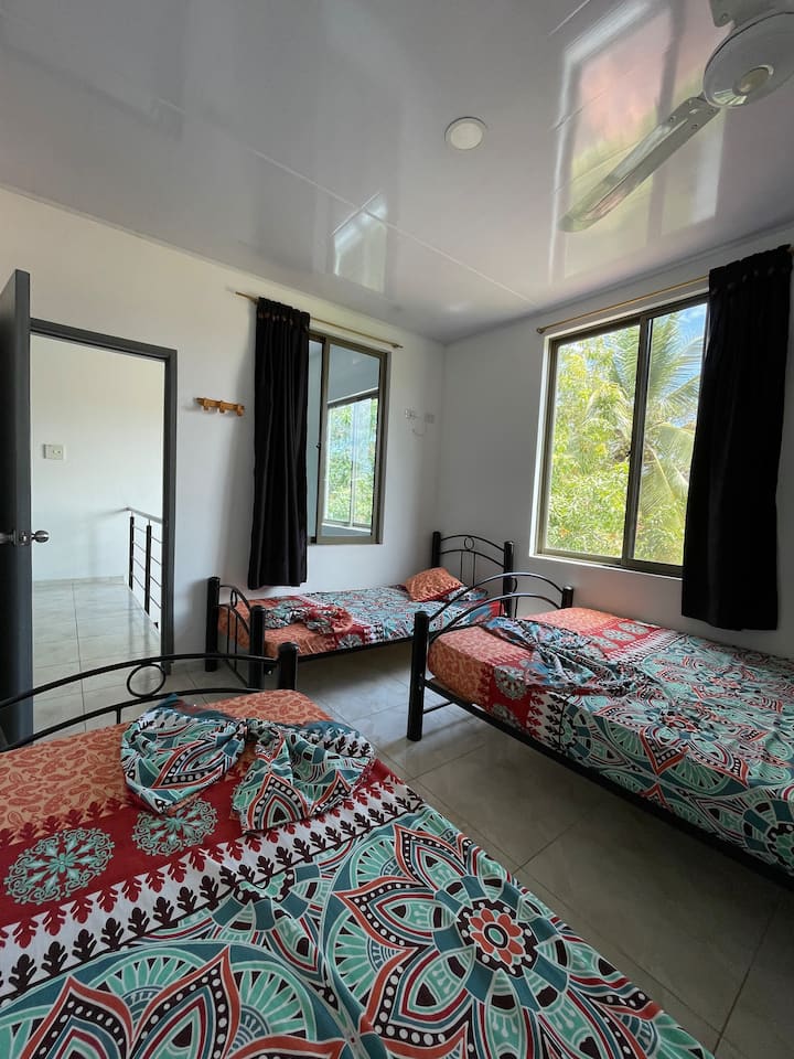 Dhoma e gjumit 2: Me 1 krevat dopio dhe dy krevate tek (Fjetja 4)