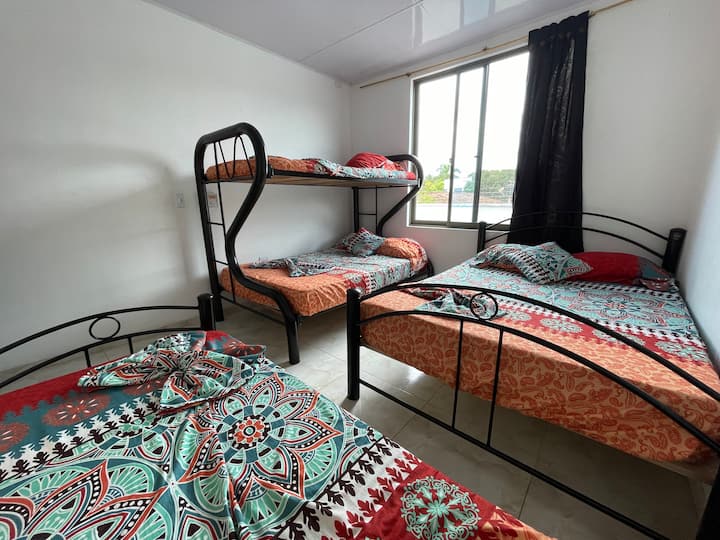 Dhoma 3: Kjo dhomë ka një ventilator dhe dritare me rrjetë mushkonjash