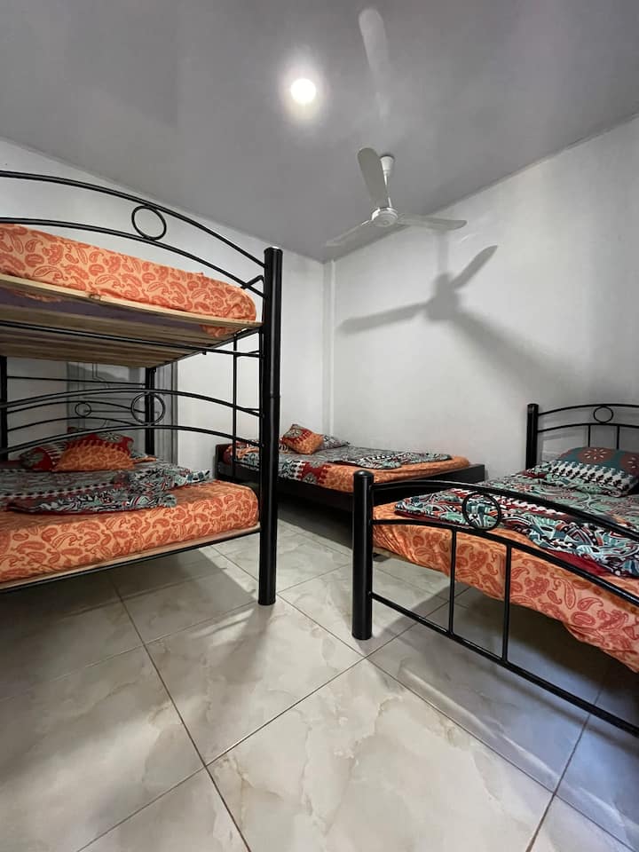 Dhoma e gjumit 5: Në katin e parë të shtëpisë, me 1 krevat dopio, 1 krevat dopio dhe një krevat tek (Fjetje 5)