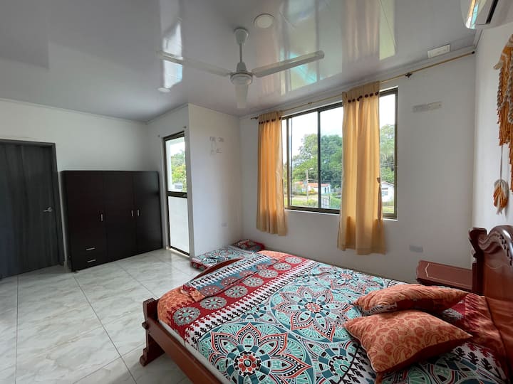 Kjo dhomë ka një dollap dhe një pamje të mrekullueshme