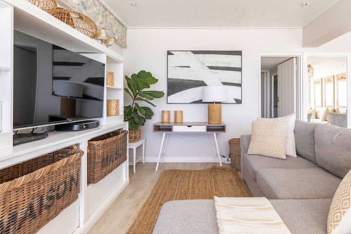 Clifton Sands F2 Valhalla 1st Beach Apartment gallery image 3