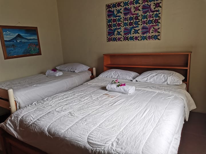 חדר שינה 4
1 מיטה זוגית
1 מיטה זוגית
קיבולת 3 אנשים