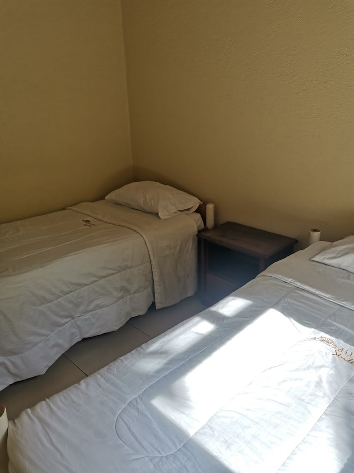 חדר 1 **
2 מיטות יחיד