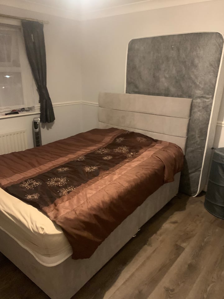 Large Room In A Flat - Brentwood