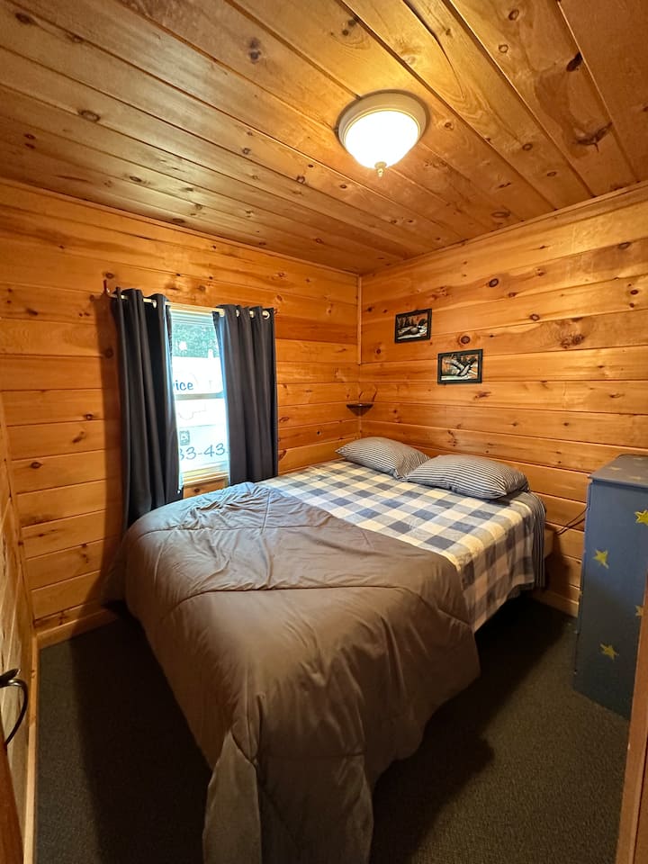 1st floor bedroom (Queen)