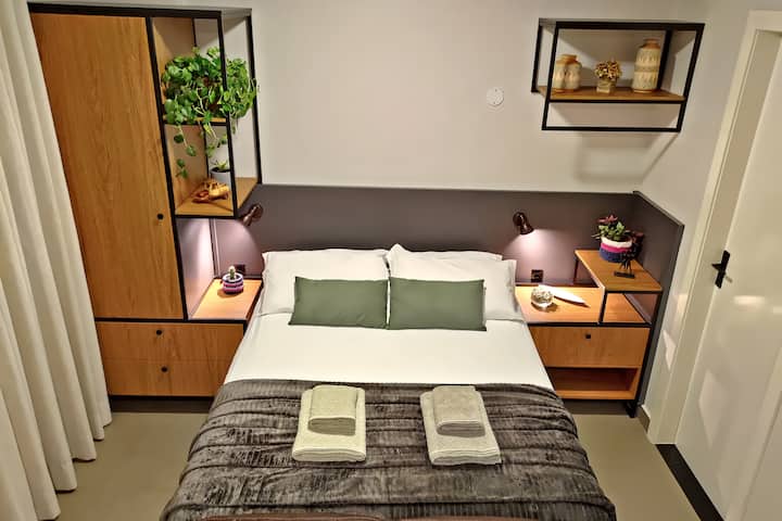 มีไฟอ่านหนังสือและปลั๊กไฟอยู่ใกล้ๆ