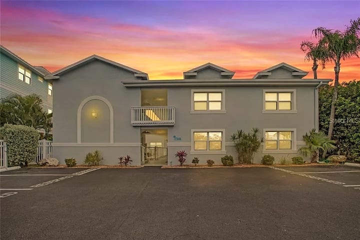 Lola's Beach Home - Walk To Dining & The Beach! - St. Pete Beach, FL